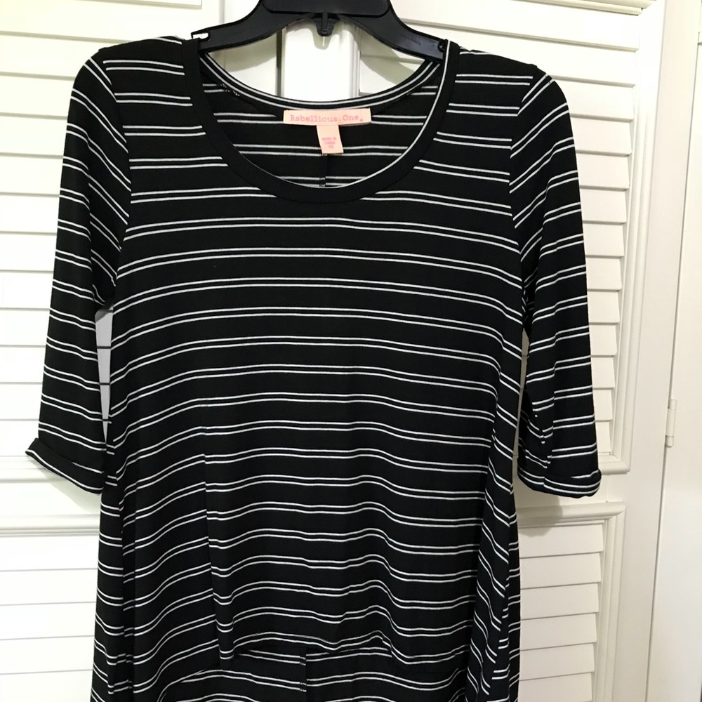 Black and White Striped 3/4 Sleeve shirt